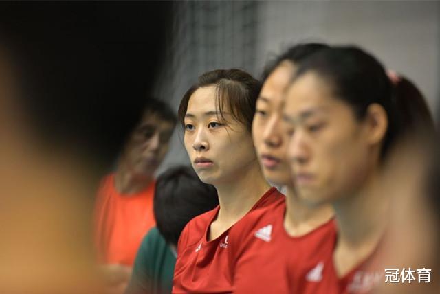 郎平@女排两大替补终露脸，表情严肃！谁能征服郎平？