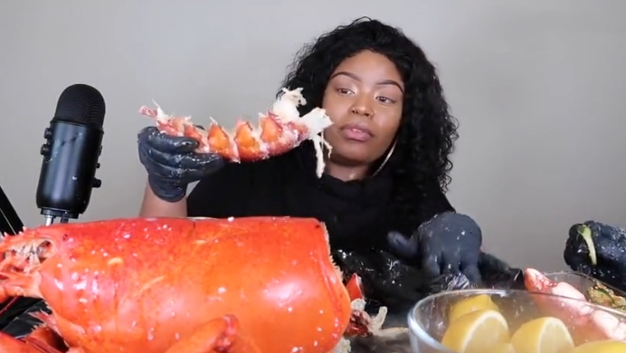 [虾尾]大胃王挑战60斤“龙虾”，取出虾尾后穿帮了，网友：别再装了！