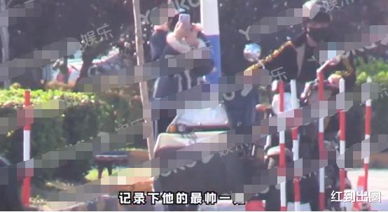 20歲男星戀情曝光，與女友當街摟抱親密舉動不斷，同回住所疑同居-圖2