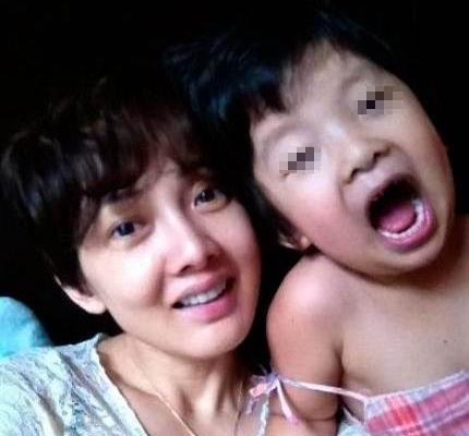 牛莉|牛莉:春晚一件粉红色大衣拍卖3万2引争议?随他去,我还是牛莉