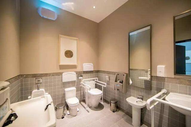 神鸟知讯资讯站|山东商场女厕现男便池，网友质疑侵犯隐私，负责人：妈妈们不方便