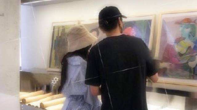 [杨幂]杨幂全素颜出镜为新加坡加油，发际线变低驼背变重，颜值变化大有点认不出