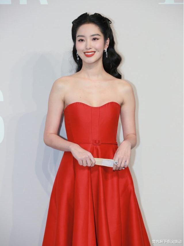 杨采钰|与刘亦菲高度相似的杨采钰，被视为金主爸爸真金白银堆砌的替代品