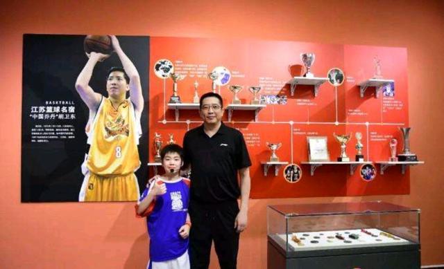 『中国男篮』在科比头上砍30分!曾是中国男篮一哥,如今50岁的他现状如何?