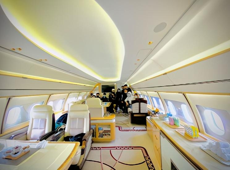 黄子韬|黄子韬又秀私人飞机,内部空旷一眼望不到头,装修精致胜豪华房车