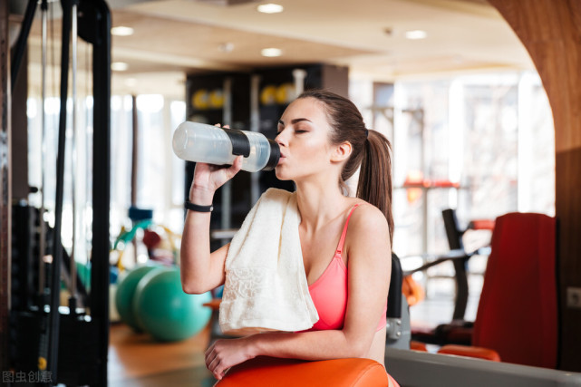 高血脂|高血脂真正的“源头”找到了，咸菜往后站，常吃这3物，血脂蹭蹭涨