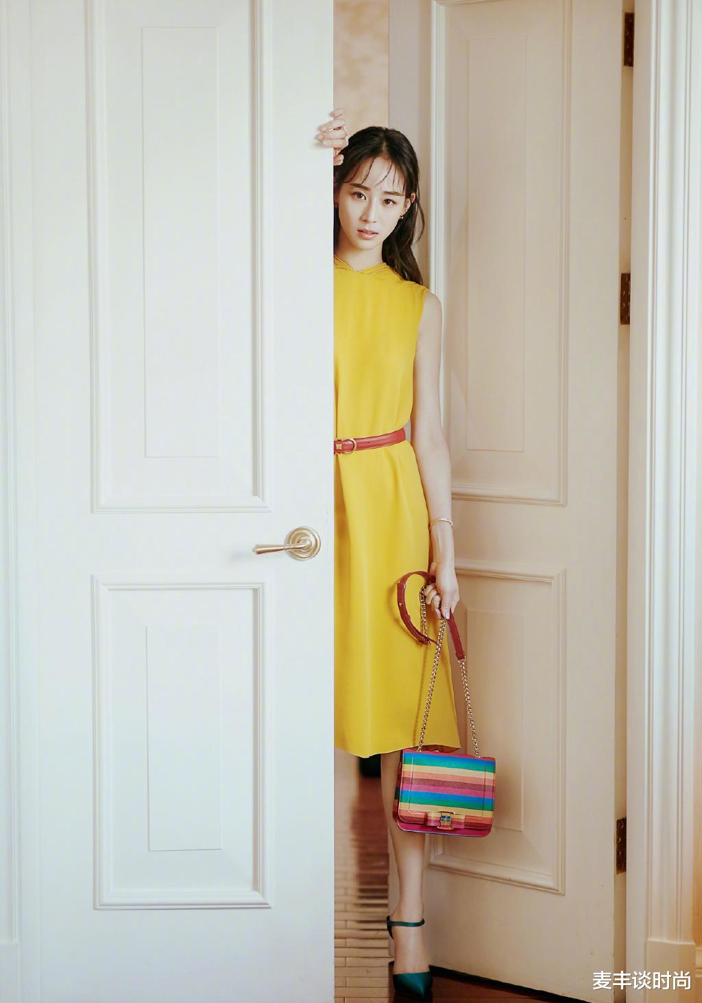 『短发』张钧甯剪了短发也太飒了,配条纹短袖高腰裤,清爽又减龄