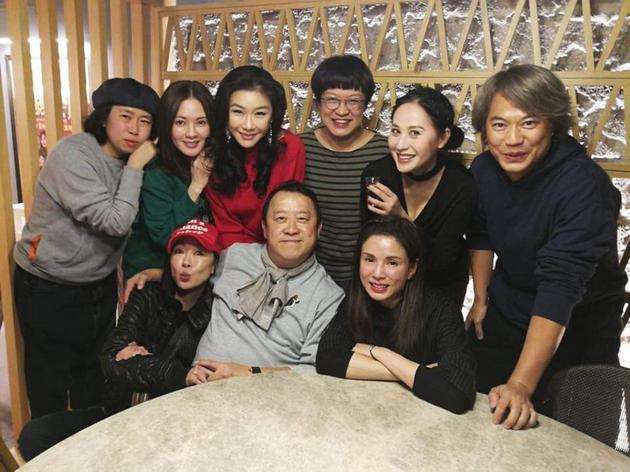张卫健|张卫健破产时被她抛弃，嫁豪门却隐忍老公偷吃12年，后来53岁过成这样