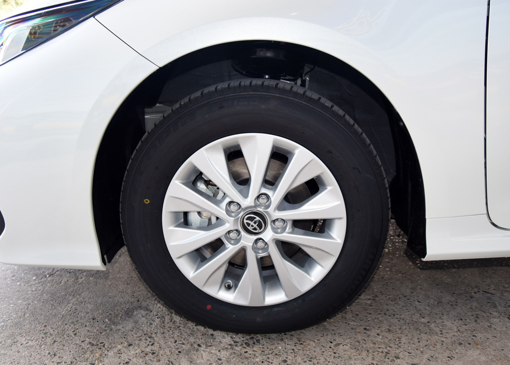 丰田卡罗拉|丰田最热销的家轿，全系标配8气囊，油耗3毛多，关键是难开坏