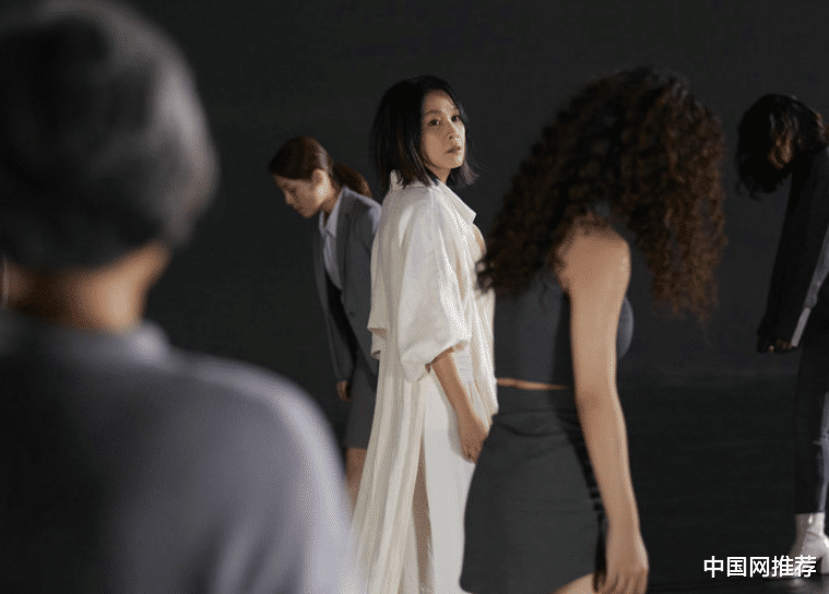 中国网推荐 刘若英新MV挑战高难度翻转动作 亲自上阵吊威亚