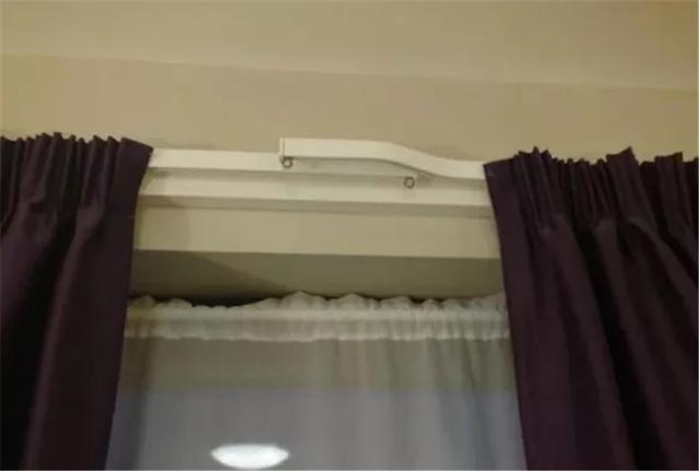 |卧室装窗帘没错，但是太浪费！选这些地方安装，空间更大还美观