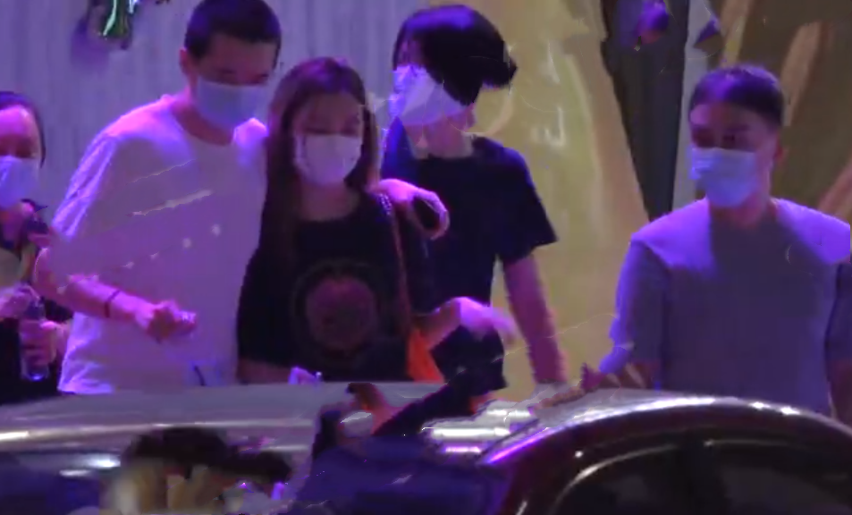 王菲|王菲带李嫣美发做造型状态欢脱，出门获神秘男子搀扶举止亲密