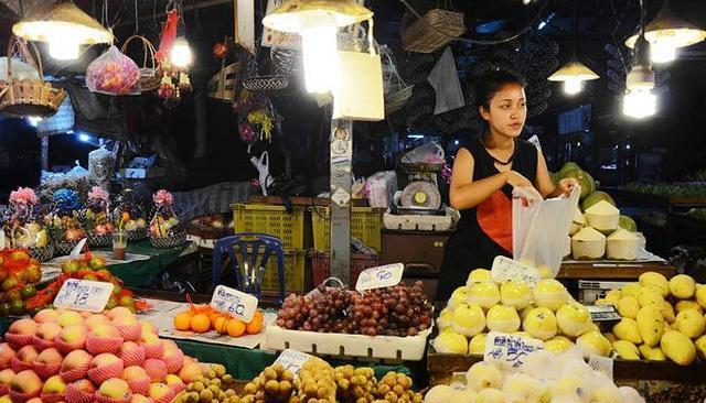 泰国旅游|在泰国旅游,为何不能接美女递的“白色手套”,网友:接了就后悔