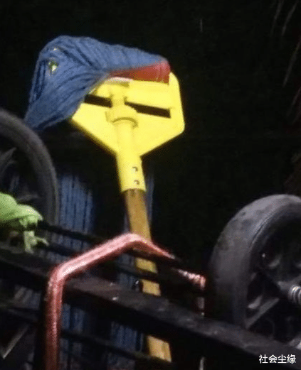 社会尘缘 姑娘，你怎么能亲那呢？看你男朋友都不乐意了？