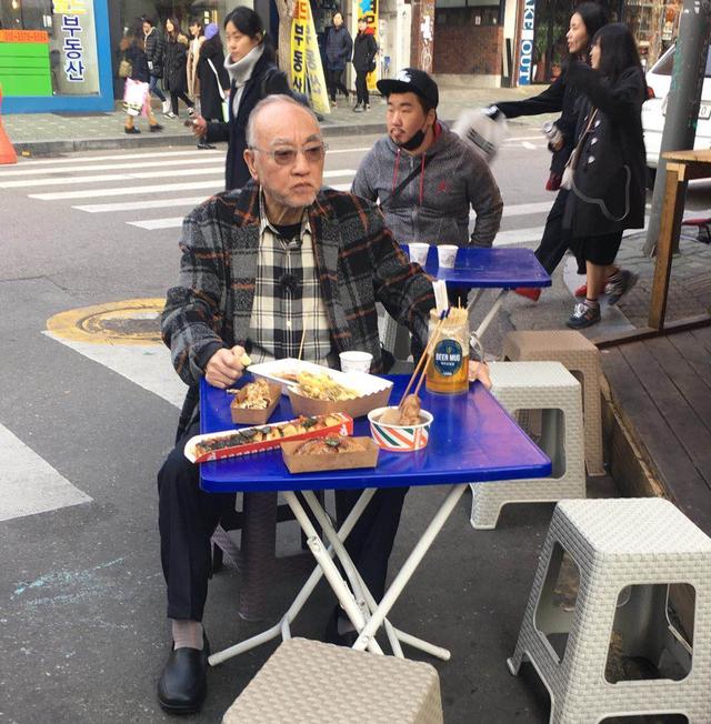 卢海鹏|独坐异国他乡街头的老戏骨：当年有多疯狂，如今就有多凄凉