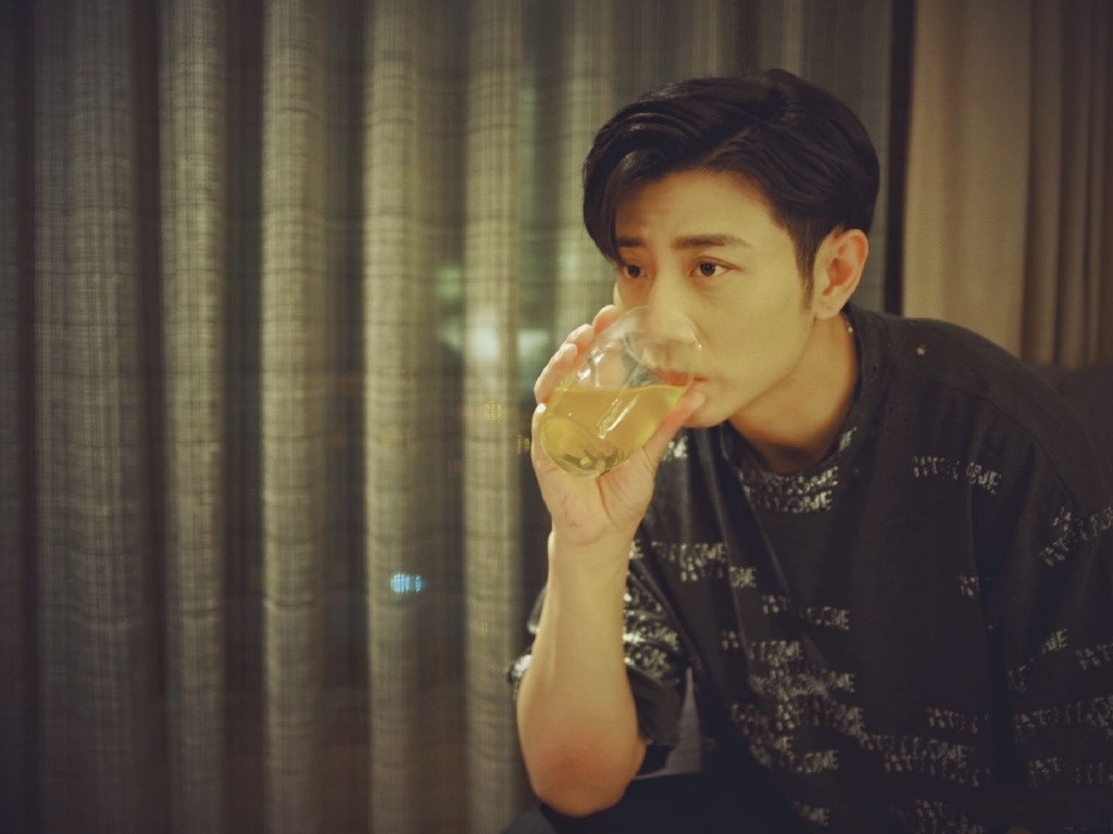 高晓攀■嘻哈包袱铺男团成立，沿袭高晓攀痞帅风，团歌歌词却让人产生不适