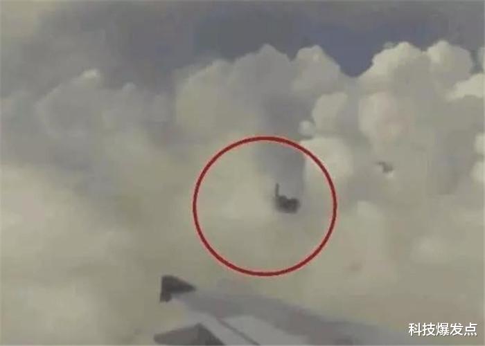 物理学家▲传说中的“天庭”真的存在吗？乘客在飞机上拍到的，到底是什么？