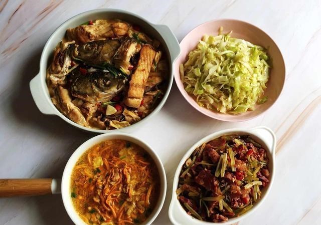 『虫草花』天气再热，我家饭菜也绝不凑合，3菜1汤端上桌，网友：家人真幸福