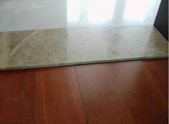 |有钱人家里门槛石都是这样装，一问老师傅，才知对财运好