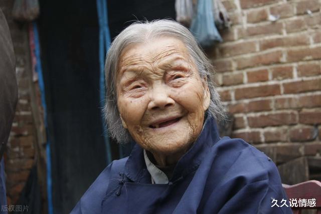 82歲獨居女人的哭訴：老伴離世後沒有再婚，是我今生最後悔的事-圖3