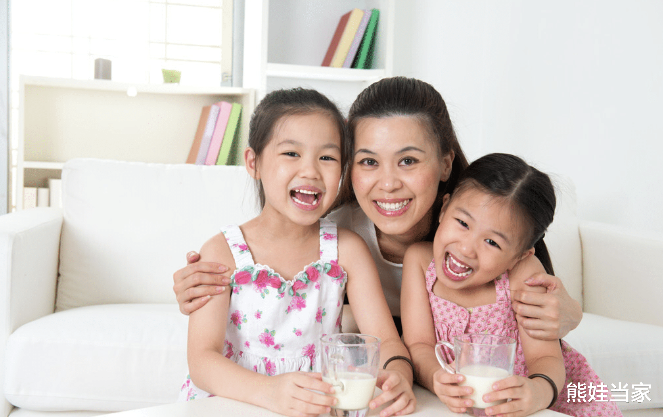 熊娃当家|双胞胎姐妹小时候走散，20年后重逢差距明显，不像姐妹更似母女