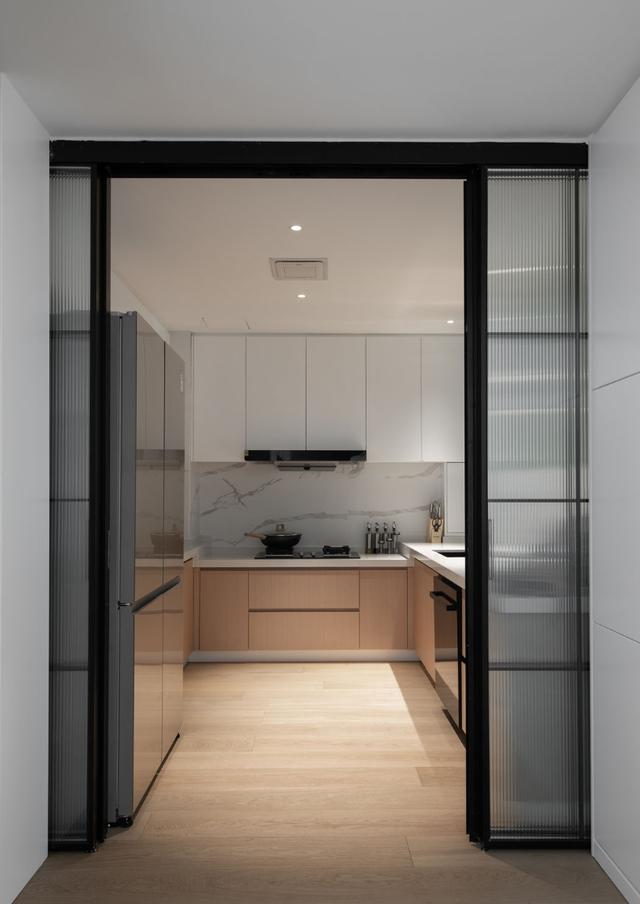 |越来越多人给客厅设计柜子,沙发离墙摆放后,真的超实用!