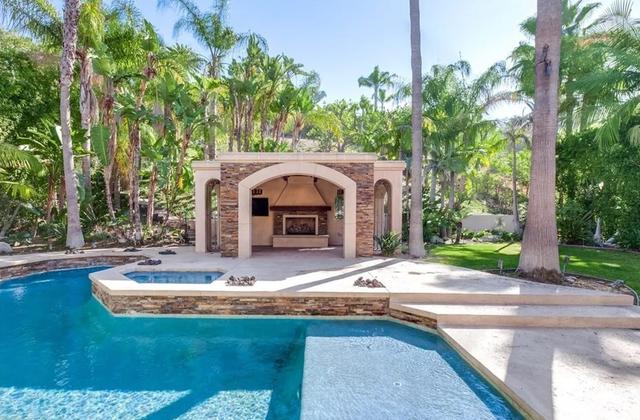 |参观董卿在美国的豪宅,全屋总共十个卫生间,连院子也有露天厨房