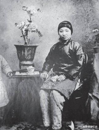 小凤仙|锅炉工娶回懒继母，素日穿旗袍不干活，女儿44年后才知真实身份