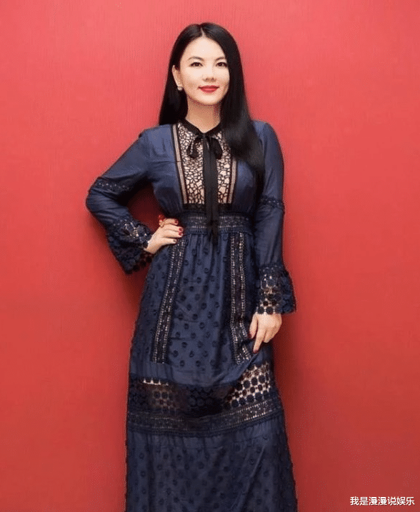 李湘|郭晶晶李湘同台，李湘一身高定郭晶晶简单搭配，谁是豪门一目了然