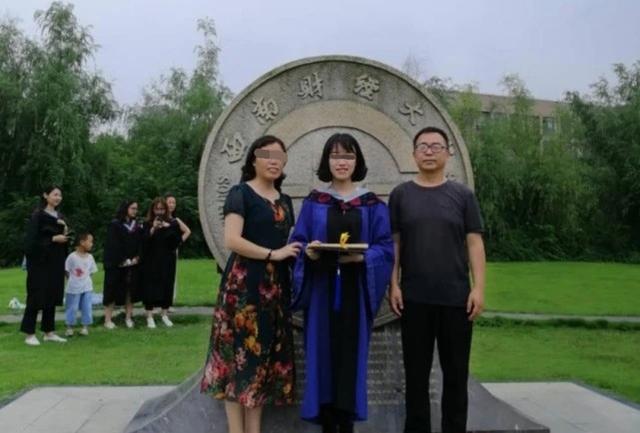 时间要闻|男版\＂谭明明\＂？成都一玛莎拉蒂撞死教师，死者妻子1举动太心酸