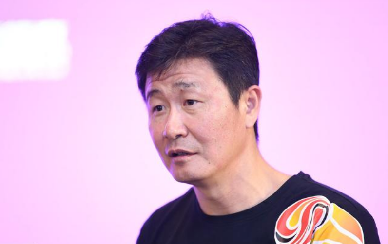 「郝海东」凌晨3点!郝海东怒火中烧怒怼球迷,却不慎爆出一名国脚猛料