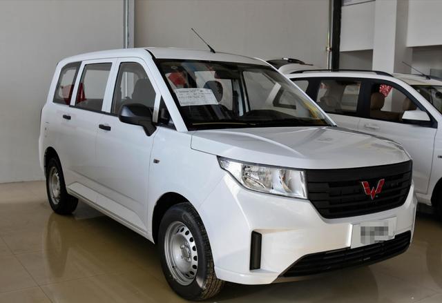 动力|国产MPV“神车”再升级，1.5T动力落地仅5万，新五菱宏光plus真帅气