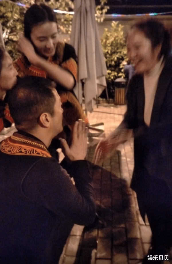 李亚鹏|李亚鹏新恋情曝光，据悉女方名叫海哈金喜，还和魏大勋是大学同学