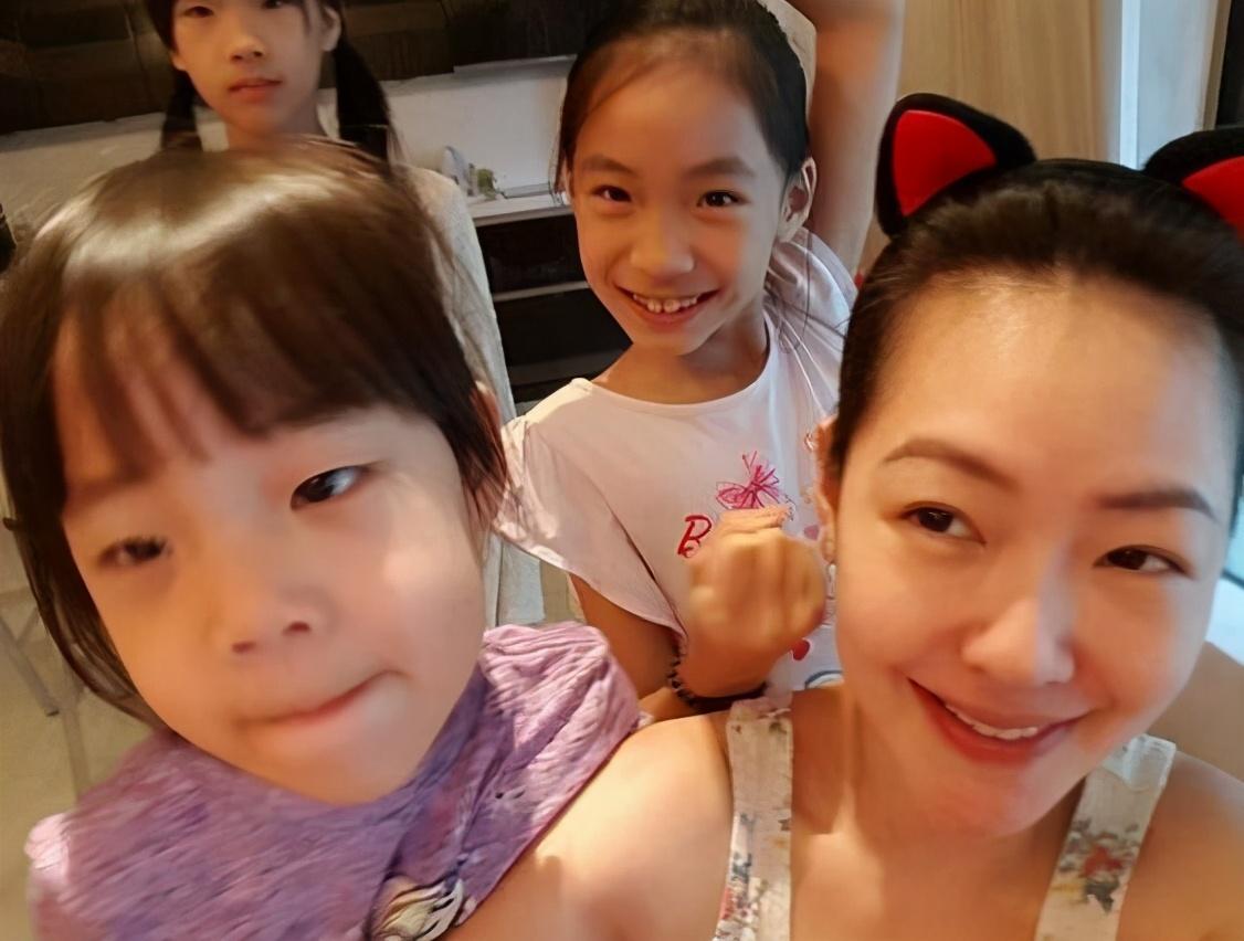 小S|大S“富养”女儿,小S“穷养”女儿,多年后两个孩子差距很明显