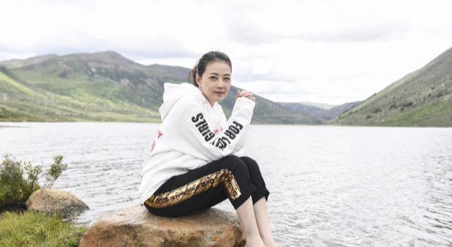 穿衣搭配|周海媚发型选对了！双马尾配印花裙减龄大方，54岁仍有少女感