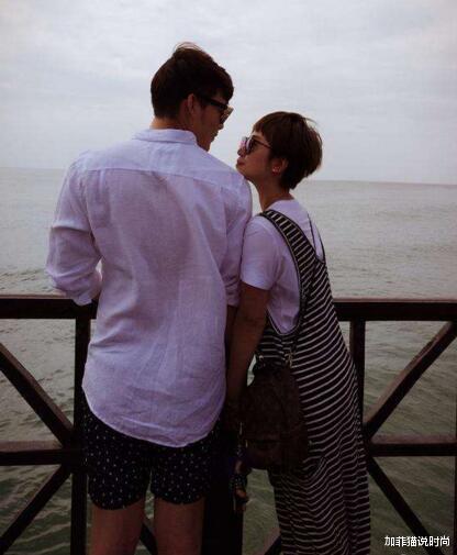 「周冬雨」马丽真霸气！左手名牌包右牵小11岁老公亮相，鲜肉老公撒娇太可爱了吧