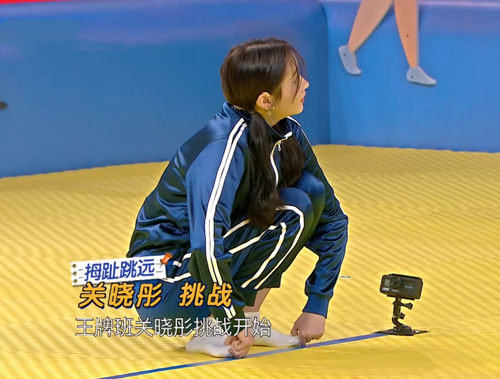 关晓彤@堆堆袜早过时了,关晓彤的“隐形袜”火了,网友:00后女生必备