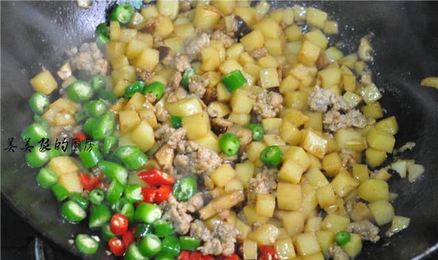 【土豆】我家土豆从不炒丝，自从学会这做法，1周做5次，孩子不嫌多！