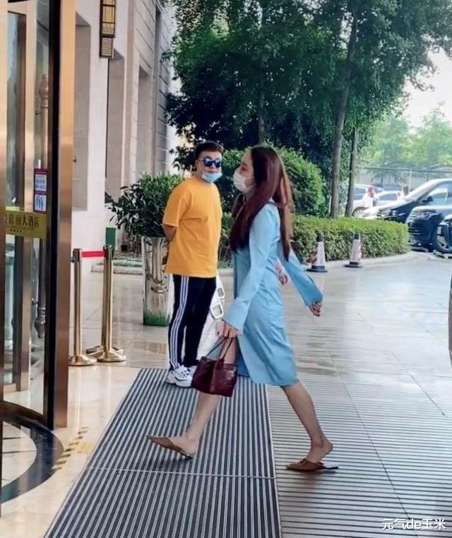 唐嫣|41岁唐嫣生完龙凤胎就发福？穿蓝长裙像个“粽子”，小肚腩好明显