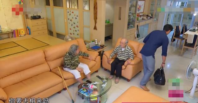 |晒晒明道如今住的房子，起码有几十年楼龄，家里连个电梯都没有