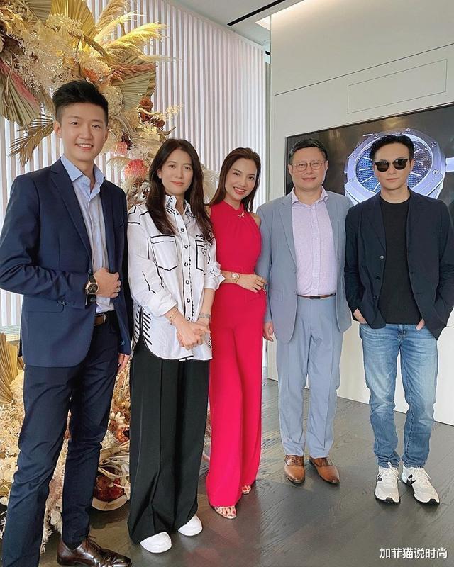 【袁咏仪】张智霖夫妇端午节豪聚！靓靓戴6位数名表炫富，P图过猛爷爷变鲜肉