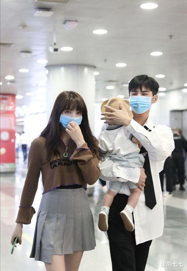 unine|姜潮一家三口走机场，姜潮全程抱娃很熟练，麦迪娜女团打扮很俏皮