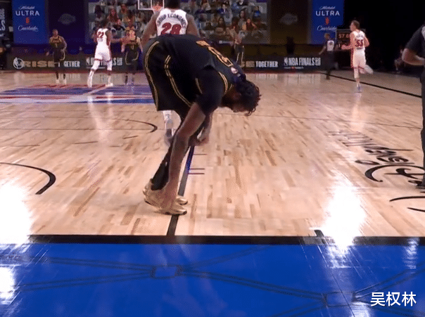 安东尼·戴维斯|热火真要大翻盘？浓眉无对抗受伤，手捂跟腱太像KD，詹皇无奈摇头