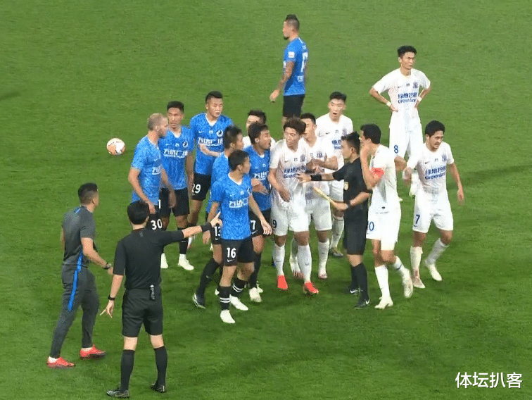 苹果|火爆！中超2大外援激烈推搡，赵旭日怒骂申花队长，贝尼特斯劝架