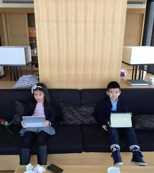 |走进刘涛现实中的家，卧室空空如也，没有衣柜只能用行李箱装衣服