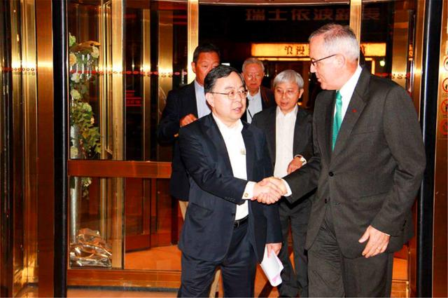 美国：中国富商在中国疯狂捞金，为美国哈佛捐款200亿，如今“报应”来了