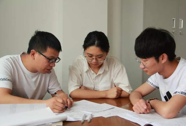 本科线|压本科线的考生如何选,保专业、保学校,还是复读?看好这些再选