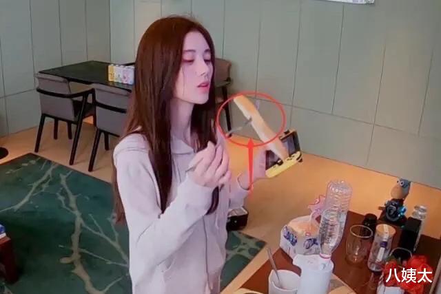 『明星素颜』化好妆却假装素颜去刷牙，做饭连菜都是假的，娱乐圈有谁比她更假