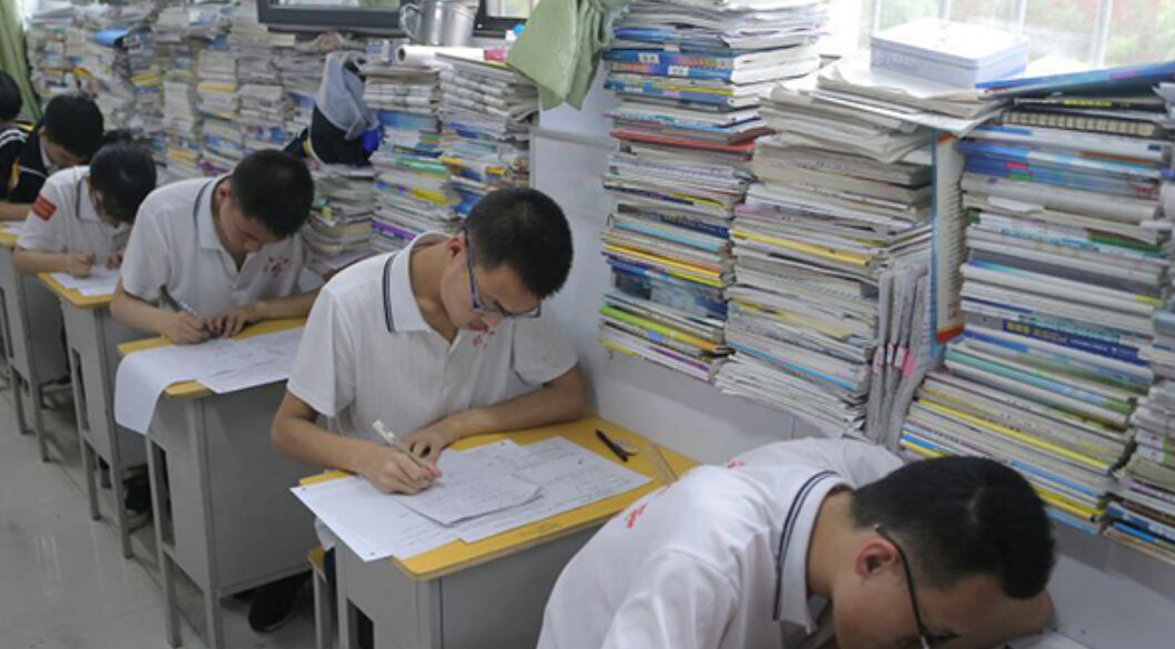 @这类考生每次考试名列前茅，高考成绩却一塌糊涂，网友：活该！