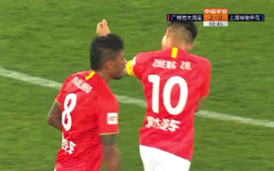 郑爽|郑智登场后，保利尼奥立马交出队长袖标，两队6张黄牌看出很火爆